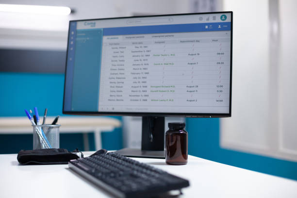 میز کلینیک با کامپیوتر و بطری قرص - مدیریت هوشمند مطب و تجربه بیمار