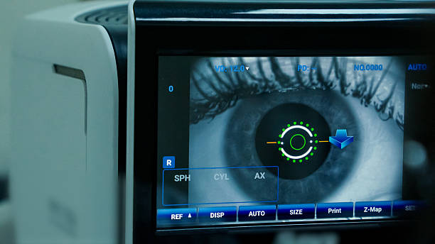 پرتال نوبتدهی آنلاین و CRM پزشکی برای چشمپزشکان در مشهد: بهینهسازی تجربه بیمار - تصویر چشمپزشک در حال معاینه چشم با دستگاه پیشرفته