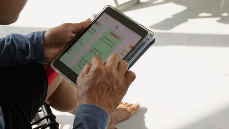 نرمافزارهای مدیریت کلینیک و CRM پزشکی برای مراکز ترک اعتیاد در اصفهان: افراد در حال مشاهده برنامهریزی روی تبلت - سیستم مدیریت کلینیک و CRM پزشکی