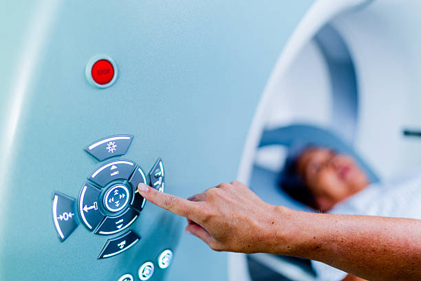 طراحی پرتال نوبتدهی آنلاین و CRM پزشکی برای مراکز MRI در قم - پرستار در حال کار با دستگاه MRI - پینوسایت