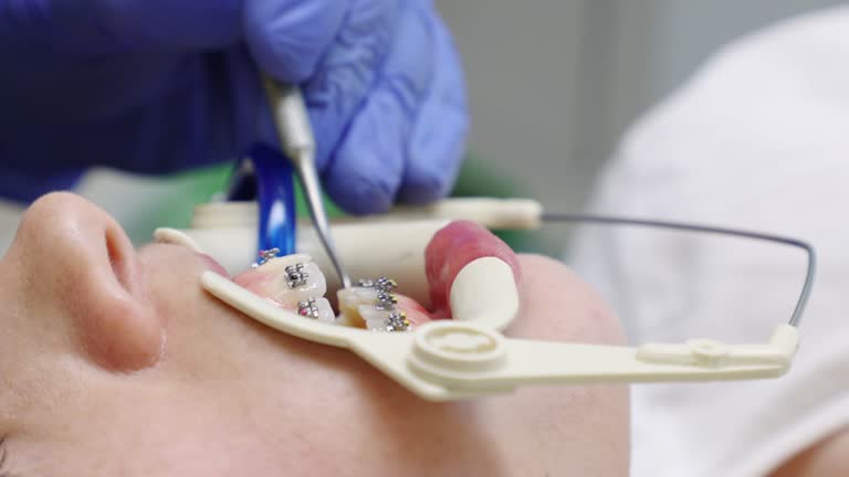 طراحی UX بیماران و نوبتدهی آنلاین برای کلینیک ارتودنسی در شیراز: جذب مراجعین و وبسایت سلامت 2026 - بیمار در حال درمان ارتودنسی