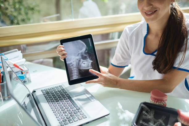 پزشک متخصص در مشهد در حال استفاده از پرتال نوبتدهی آنلاین رادیولوژی برای بهینهسازی CRM پزشکی