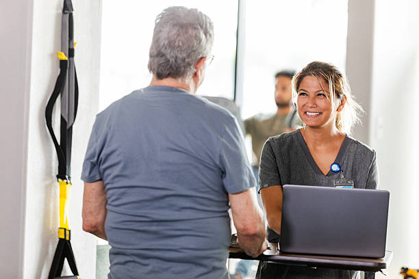 طراحی UX بیماران و نوبتدهی آنلاین هوشمند با CRM پزشکی برای مراکز فیزیوتراپی در اهواز: مدیریت هوشمند کلینیک