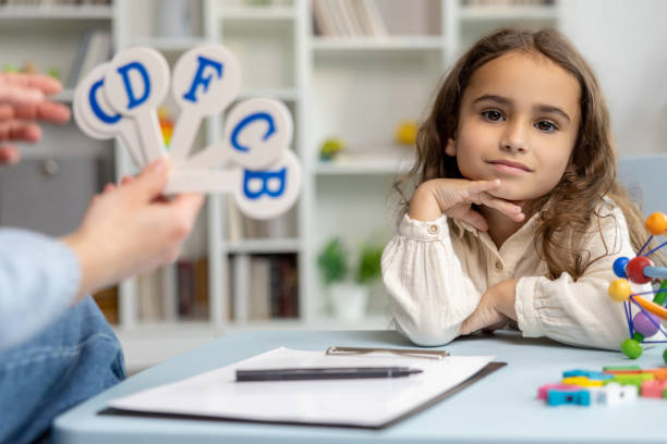 مشاوره دیجیتال مارکتینگ سلامت و آموزش سئو برای روانشناسان کودک و نوجوان در شیراز: جذب خانوادهها و اعتمادسازی آنلاین - دختر بچه در جلسه گفتار درمانی