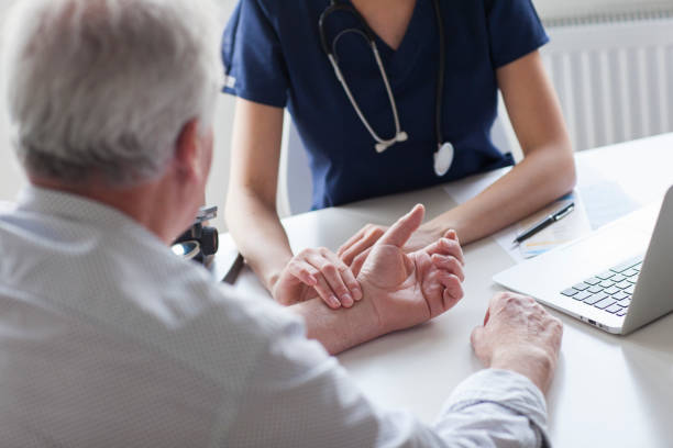 اندازهگیری نبض توسط پزشک: مشاوره دیجیتال مارکتینگ سلامت، بازاریابی مراکز ناباروری