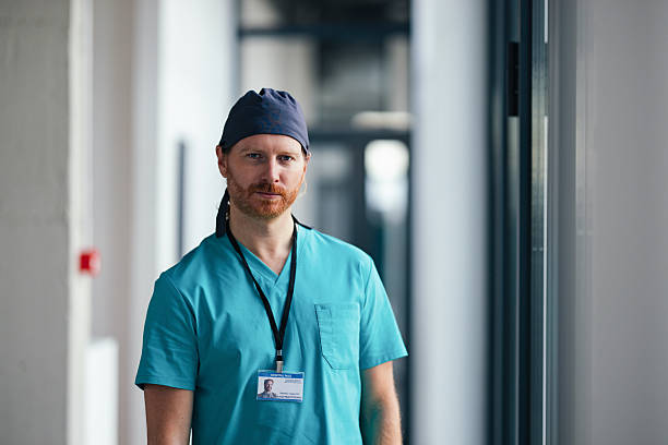 نرمافزارهای مدیریت بیمارستان و CRM پزشکی برای بیمارستان فوق تخصصی کودکان در تهران: توسعه وب سلامت با سئو تخصصی پزشکی - متخصص پزشکی در راهروی بیمارستان