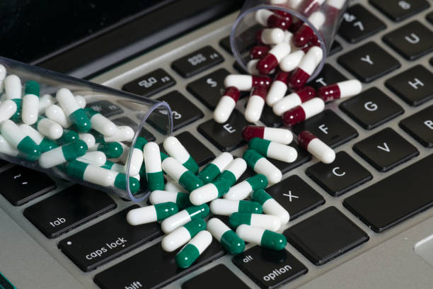 تصویری از دفترچه و داروها که نشاندهنده اهمیت پایداری وبسایت و امنیت سایبری دارویی است