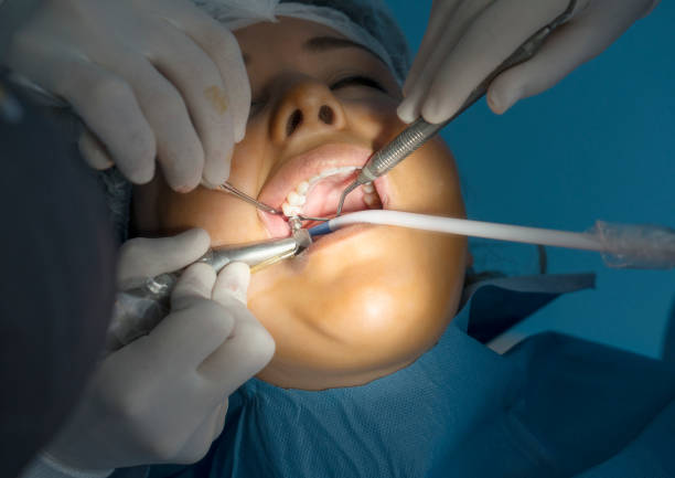 جراحی ایمپلنت دندان، یک نمونه از خدمات جراحی دهان، فک و صورت و اهمیت نرمافزار مدیریت مطب و CRM پزشکی برای بهینهسازی تجربه بیمار