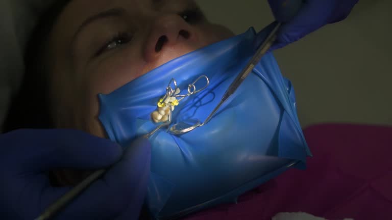 طراحی سایت پزشکی دندانپزشکی زیبایی و ترمیمی در کاشان: دندانپزشک در حال کار با بیمار