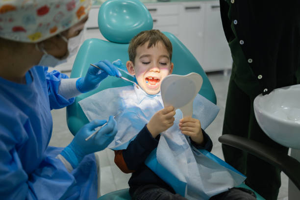تجربه کودک محور دندانپزشکی و سئو دندانپزشکی کودکان: دندانپزشک در حال درمان کودک در کلینیک