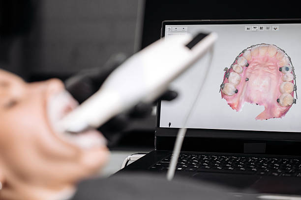 سئو تخصصی پزشکی و پشتیبانی سایت کلینیک ارتودنسی در شیراز: ارتقای برندینگ دیجیتال و وبسایت سلامت پایدار 2026 - دندانپزشک در حال اسکن سه بعدی دهان