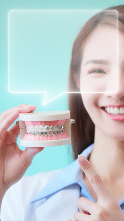 سئو تخصصی پزشکی و برندینگ دیجیتال برای کلینیک ارتودنسی در مشهد: لبخند دندانپزشک و مدل ارتودنسی