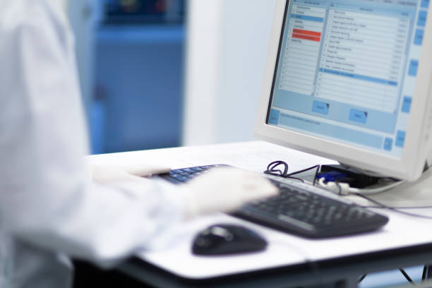 نرمافزارهای مدیریت و CRM پزشکی برای آزمایشگاههای پاتوبیولوژی در بندرعباس: بهینهسازی فرآیندهای پذیرش ۲۰۲۶ - بهینهسازی پذیرش آزمایشگاه