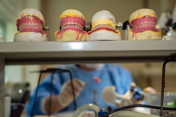 ارتقای کلینیک دندانپزشکی در تبریز: تکنسین دندانپزشکی در حال کار