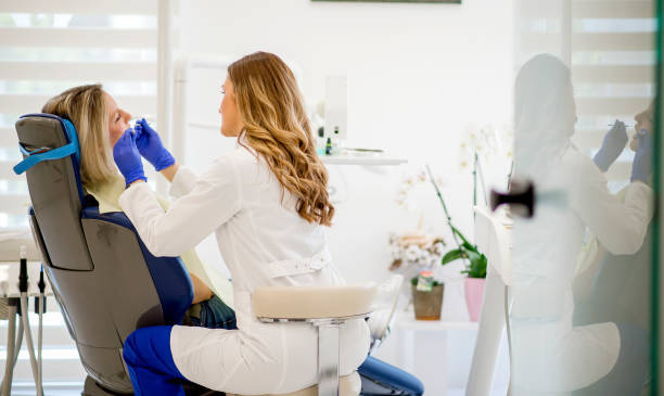 پشتیبانی سایت کلینیک دندانپزشکی زیبایی در شیراز: یکپارچهسازی نرمافزارهای مدیریت مطب و وردپرس پزشکی، زن در کلینیک دندانپزشکی