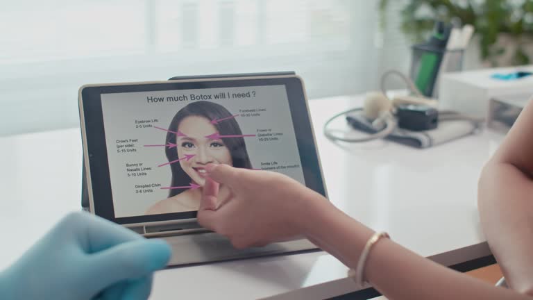 طراحی سایت پزشکی پیشرفته و طراحی UX بیماران برای متخصص پوست و مو در تهران: بهینهسازی نوبتدهی آنلاین 2026 - پزشک و بیمار در حال مشاهده اطلاعات درمانی در یک وب سایت پزشکی