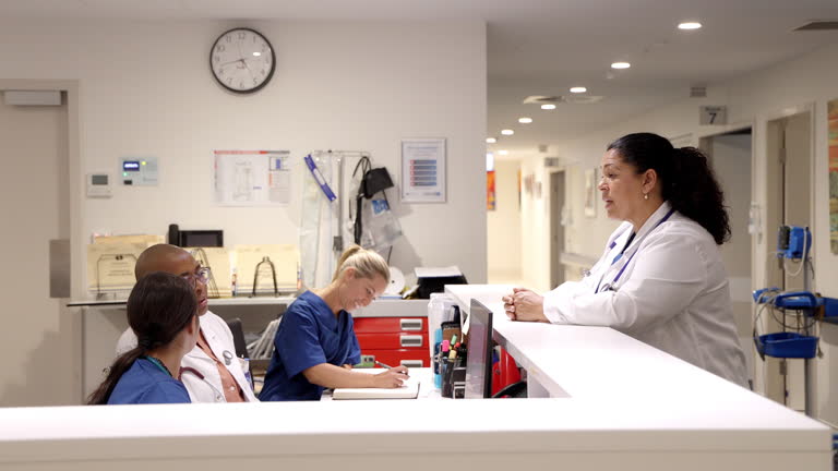 نرمافزارهای مدیریت کلینیک و CRM پزشکی برای درمانگاههای شبانهروزی در اهواز: افزایش کارایی و رضایت مراجعین ۲۰۲۶ - مدیریت درمانگاه شبانه روزی و هماهنگی کادر درمانی