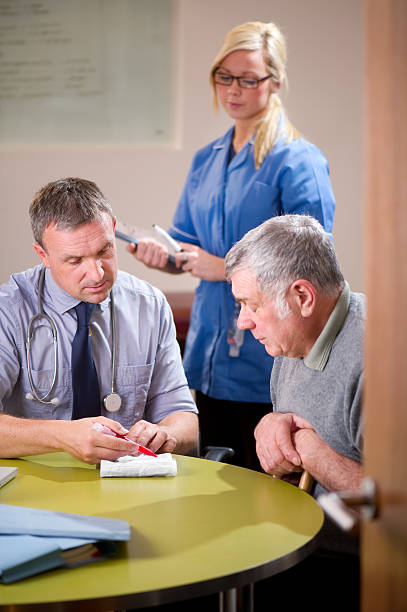 یکپارچهسازی CRM پزشکی و نرمافزارهای مدیریت برای کلینیک ترک اعتیاد در تهران: پشتیبانی سایت کلینیک قوی ۲۰۲۶ - پزشک در حال توضیح به بیمار - مدیریت بیماران کلینیک اعتیاد - تهران