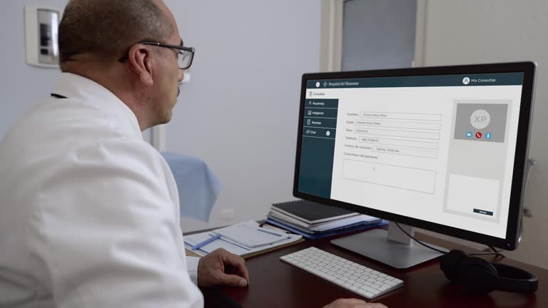 طراحی UX بیمارمحور برای فوق تخصص مغز و اعصاب در کرمان: پزشک در حال کمک به بیمار از طریق تماس تصویری آنلاین و نوبتدهی آنلاین پزشک