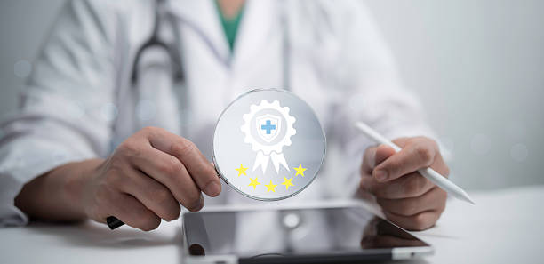 پزشکی که نماد گواهی کیفیت دیجیتال سلامت را در دست دارد، برندینگ دیجیتال پزشکی و اعتماد سازی در پزشکی