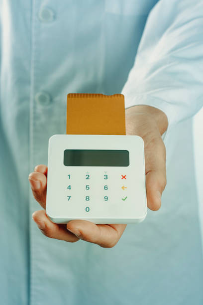 پزشک با دستگاه کارتخوان برای پرداخت آنلاین - پرتال نوبتدهی آنلاین و وبسایت فروشگاهی برای متخصصین قلب و عروق