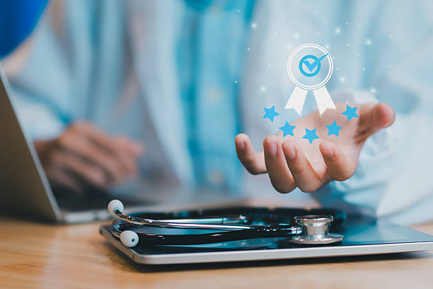 برندینگ دیجیتال پزشکی و سئو سایت پزشکان فوق تخصص قلب و عروق در اهواز: افزایش اعتبار آنلاین و جذب بیمار 2026 - دکتر در حال نمایش گواهینامههای کیفیت و امتیازات در لپتاپ