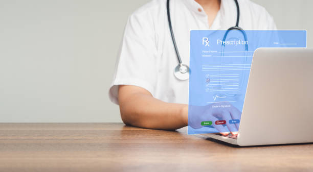 سایت پزشکی پیشرفته و بازاریابی دیجیتال پزشکی برای فوق تخصص خون و سرطان مشهد - پزشک در حال خواندن گزارش سلامت بیمار بر روی صفحه نمایش مجازی