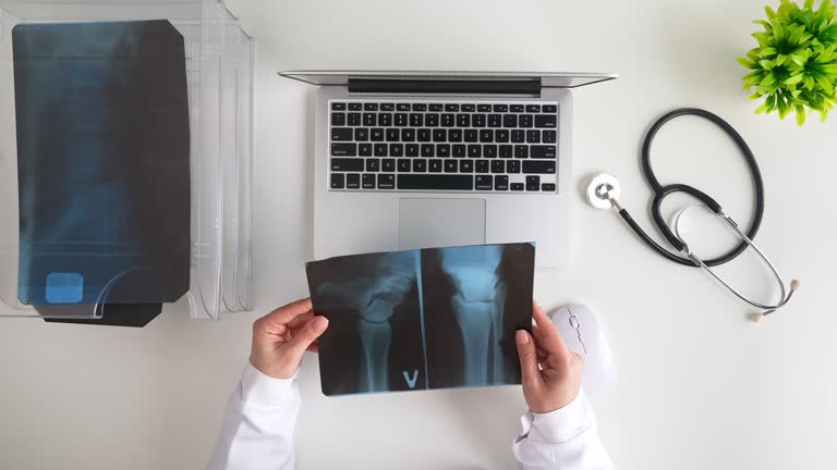 طراحی سایت پزشکی و سئو مطب ارتوپدی: متخصص ارتوپدی در حال بررسی عکس رادیولوژی و ارتقای حضور آنلاین پزشک در کرمان
