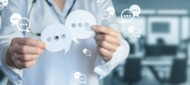 طراحی سایت پزشکی و CRM پزشکی برای مراکز فیزیوتراپی شیراز: افزایش نوبتدهی آنلاین و بهبود تجربه بیمار 2026 - پزشک در حال نمایش نمودارهای دیجیتالی در یک محیط پزشکی