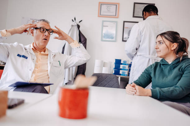 طراحی سایت پزشکی و UX بیمارمحور برای جراحی فک و صورت در اصفهان - تصویر پزشک در حال گفتگو با بیمار زن