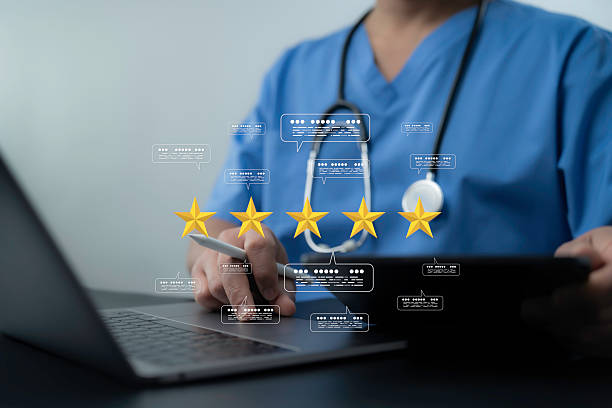 پزشکی در حال استفاده از لپتاپ با بازخورد پنج ستاره و کامنت دیجیتال - افزایش اعتبار آنلاین کلینیک، برندینگ دیجیتال پزشکی
