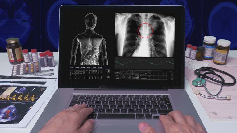 پشتیبانی سایت کلینیک و امنیت وردپرس پزشکی برای مراکز رادیولوژی و سونوگرافی در اصفهان: پزشک در حال استفاده از لپتاپ برای مدیریت وبسایت