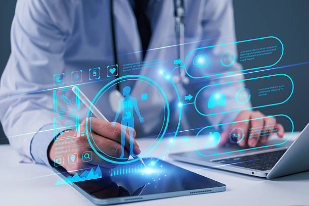 نرمافزارهای مدیریت مطب و CRM پزشکی برای مراکز سالمندان در تهران: بهینهسازی تجربه بیمار و نوبتدهی آنلاین 2026 - پزشک در حال استفاده از تکنولوژی پزشکی دیجیتال