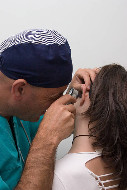 مشاوره دیجیتال مارکتینگ سلامت و آموزش سئو برای متخصصان گوشحلقوبینی در شیراز - پزشک در حال معاینه گوش بیمار