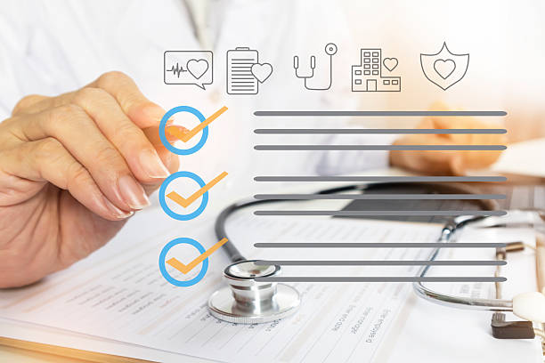 تیم پزشکی در حال بررسی طرح درمان با کمک نرم افزار کلینیک و مدیریت مراجعین پزشکی