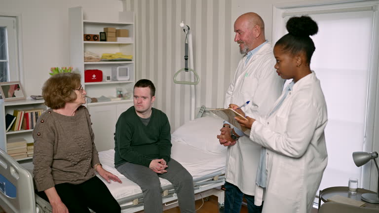 پاتوبیولوژیست در تبریز با بیمار و خانوادهاش درباره نتایج صحبت میکند - تجربه بیمار در پزشکی، پاتوبیولوژیست، وبسایت سلامت