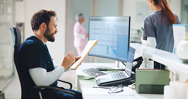 کارمندان مطب و بیماران در انتظار نوبتدهی آنلاین برای فوق تخصص گوارش و کبد