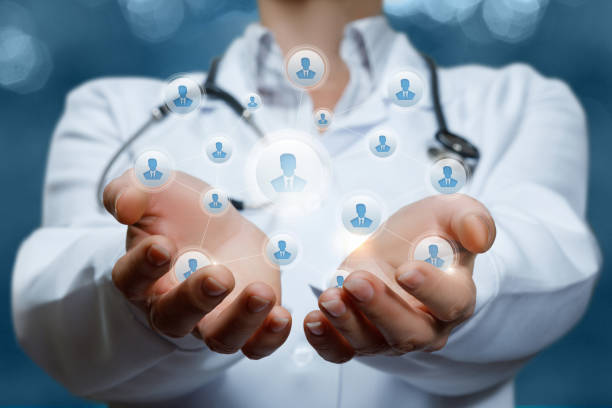 گروهی از پزشکان در حال دست دادن، نمادی از همکاری و تیمی بودن که برای توسعه وب سلامت و جذب مشتریان پزشکی در سال ۲۰۲۶ حیاتی است.