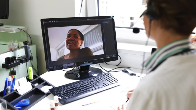 خانم سالمند در حال مکالمه تصویری با دکتر از طریق تلهمدیسین - آموزش سئو برای پزشکان و کلینیکها در ارومیه، افزایش جذب بیمار