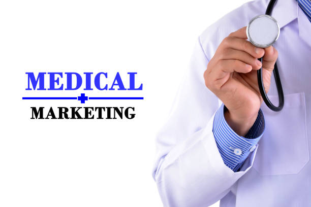 پزشک با گوشی پزشکی و علامت پزشکی، سئو پزشکان و مشاوره دیجیتال مارکتینگ سلامت