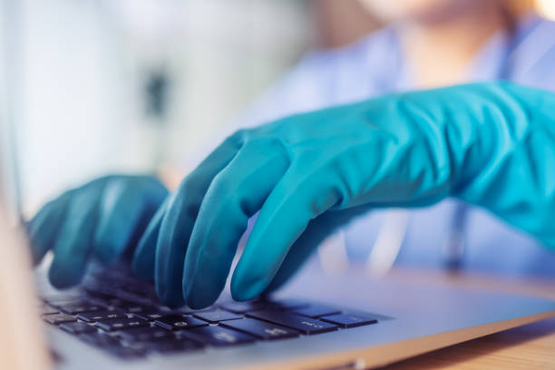 پشتیبانی وبسایتهای درمانی و امنیت وردپرس پزشکی برای بیمارستان فوق تخصصی قلب در مشهد: پایداری آنلاین 2026 - پزشکان در حال کار با کامپیوتر و مدیریت وبسایت درمانی