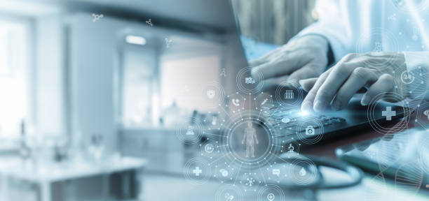 تصویر پزشک در حال کار با کامپیوتر با اطلاعات پزشکی، نشاندهنده اهمیت امنیت اطلاعات پزشکی و خدمات IT بیمارستانی