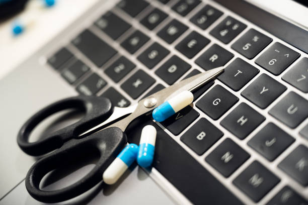 نگهداری وبسایت درمانی: تصویر میز کار یک پزشک با دارو و لوازم اداری