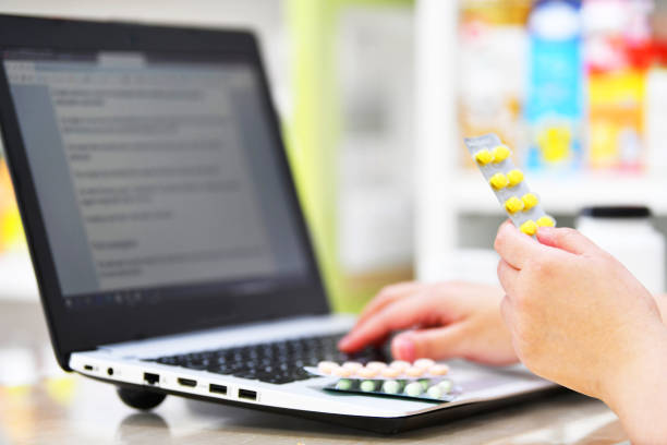 سئو تخصصی پزشکی برای داروخانههای تخصصی در بندرعباس - تصویر یک داروساز در حال کار با لپتاپ