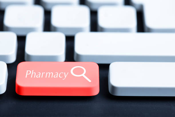 تصویر گرافیکی یک داروخانه با نماد جستجو - پشتیبانی وبسایت سلامت و سئو تخصصی برای داروخانههای تخصصی در کرج: دسترسی آسان و اعتماد دیجیتال، حضور آنلاین داروخانه، سئو داروخانه تخصصی