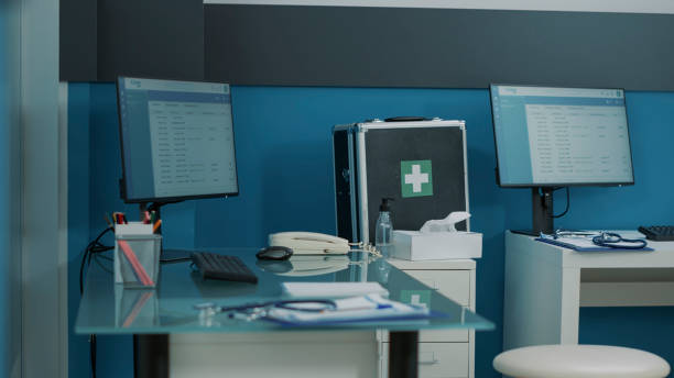 پشتیبانی سایت کلینیک و یکپارچهسازی CRM مراکز درمانی: میز خالی در مطب پزشک با کامپیوتر و ابزار پزشکی - پشتیبانی سایت کلینیک، طراحی وبسایت