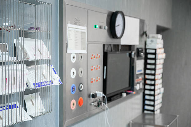 نرمافزارهای مدیریت مطب و CRM پزشکی برای درمانگاههای عمومی در خرمآباد: بهینهسازی نوبتدهی آنلاین 2026 - ورودی اتاق عمل با تجهیزات پزشکی