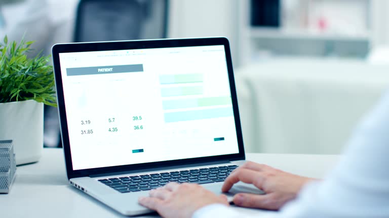 طراحی UX بیماران و پرتال نوبتدهی آنلاین در تبریز: تصویر یک پزشک در حال بررسی پرونده بیمار روی لپتاپ، کلیدواژهها: پرتال نوبتدهی آنلاین پزشکی، CRM مراکز توانبخشی