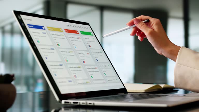 توسعه وب و یکپارچهسازی CRM پزشکی برای آزمایشگاههای پاتوبیولوژی در تبریز - زنی در حال استفاده از نرمافزار مدیریت پروژه