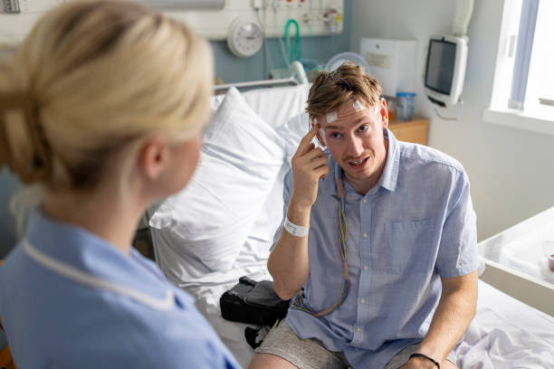 مشاوره دیجیتال مارکتینگ سلامت و آموزش سئو برای فوق تخصص قلب و عروق در اهواز: جذب بیماران هدفمند 2026 - بیمار در حال توضیح علائم درد خود به پزشک، اهمیت ارتباط مؤثر در سلامت